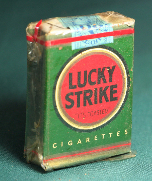 US cigarettes Lucky Strike green 1942 US S25